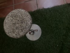 Banco de piedra y pincho de inox